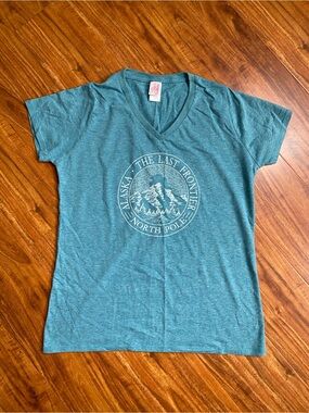 Prairie Mountain Juniors Teal North Pole Graphic V Neck T-Shirt Size Medium